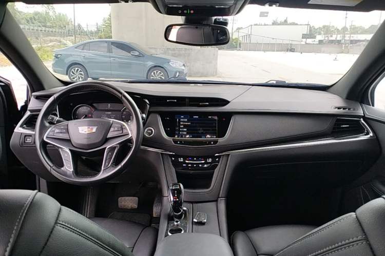 Used Cadillac XT5 2022 2.0T Two-Wheel Drive Luxury Version Center Console