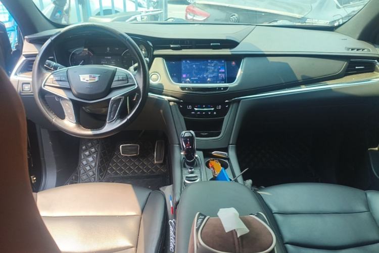 Used Cadillac XT5 2022 2.0T Four-Wheel Drive Luxury Version (Hummingbird Edition) Center Console