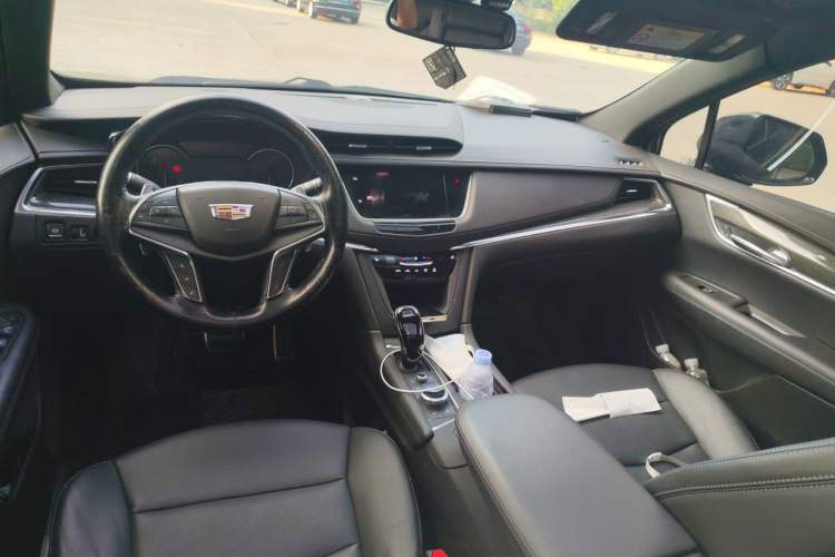 Used Cadillac XT5 2022 2.0T Four-Wheel Drive Luxury Version (Hummingbird Edition) Center Console