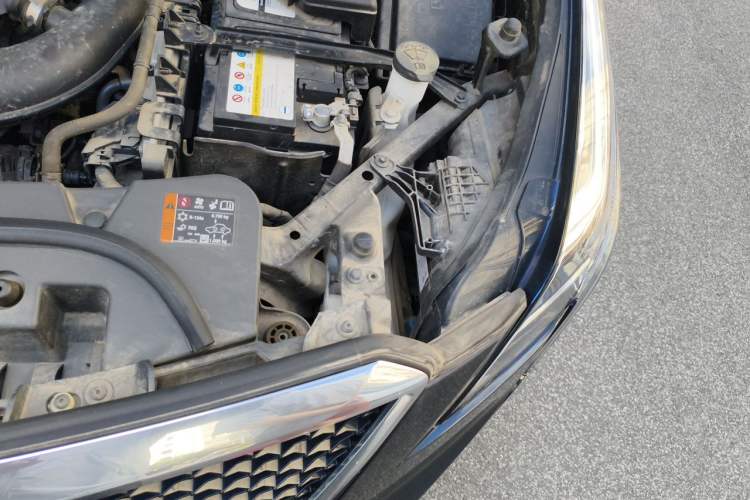 Used Cadillac XT5 2022 2.0T Four-Wheel Drive Luxury Version (Hummingbird Edition) Engine Bay Left