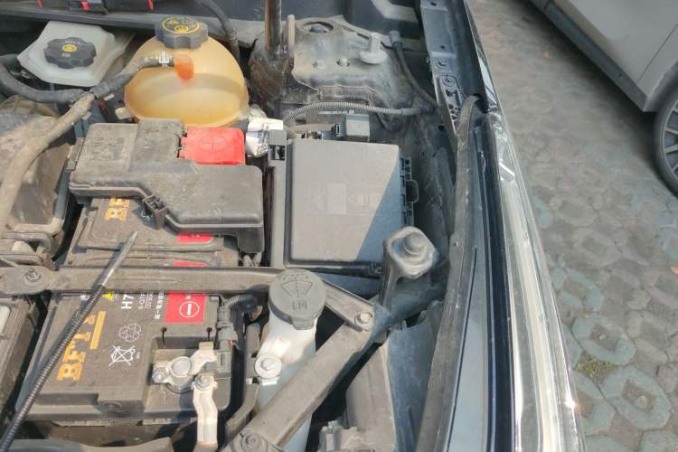 Used Cadillac XT5 2022 2.0T Two-Wheel Drive Luxury Version Engine Bay Left