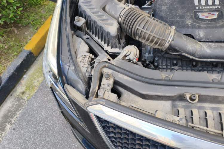 Used Cadillac XT5 2022 2.0T Four-Wheel Drive Luxury Version (Hummingbird Edition) Engine Bay Right