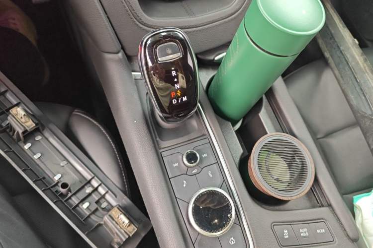 Used Cadillac XT5 2022 2.0T Four-Wheel Drive Luxury Version (Hummingbird Edition) Gear Lever