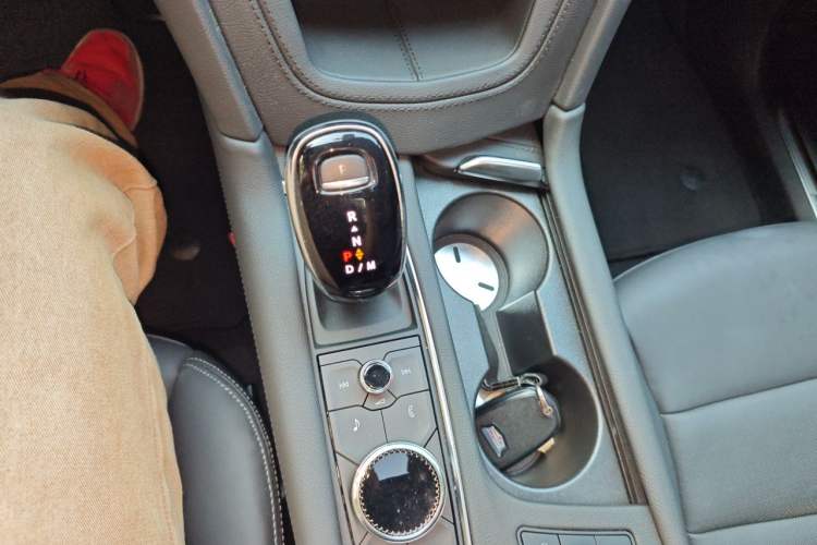 Used Cadillac XT5 2022 2.0T Four-Wheel Drive Luxury Version (Hummingbird Edition) Gear Lever