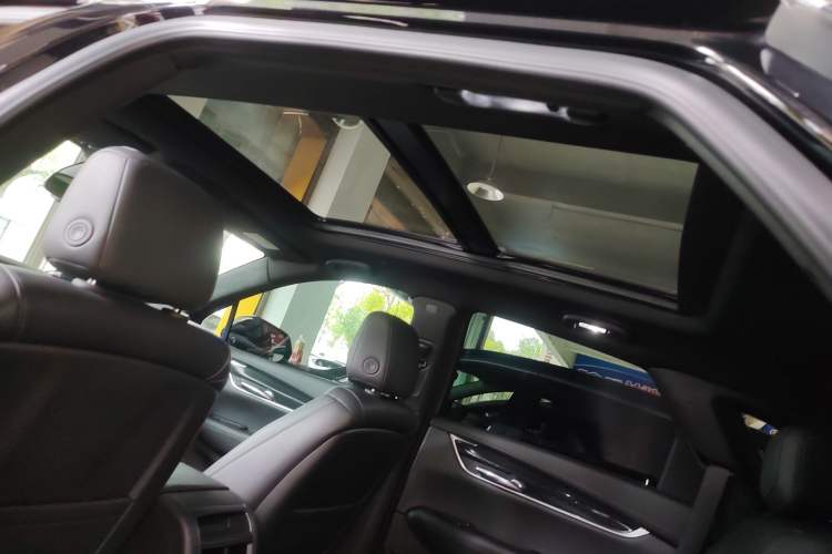 Used Cadillac XT5 2022 2.0T Two-Wheel Drive Luxury Version Headliner