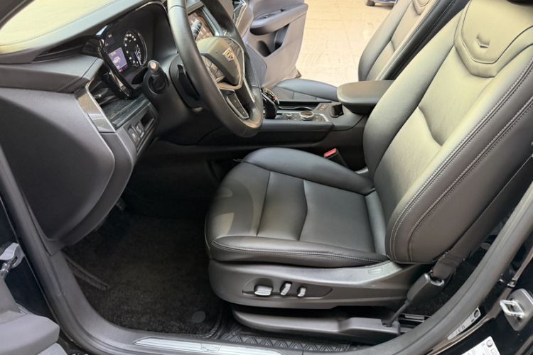 Used Cadillac XT5 2022 2.0T Two-Wheel Drive Luxury Version Left Front Seat