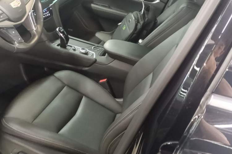 Used Cadillac XT5 2022 2.0T Two-Wheel Drive Luxury Version Left Front Seat