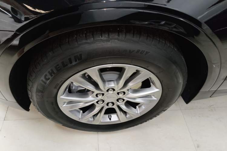 Used Cadillac XT5 2022 2.0T Two-Wheel Drive Luxury Version Left Front Wheel Hub