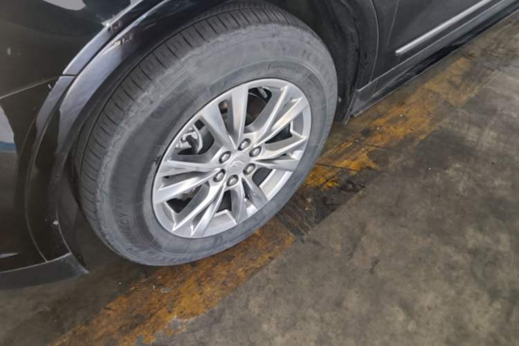 Used Cadillac XT5 2022 2.0T Two-Wheel Drive Luxury Version Left Front Wheel Hub