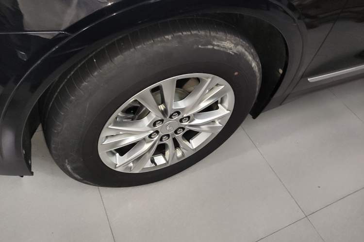 Used Cadillac XT5 2022 2.0T Two-Wheel Drive Luxury Version Left Front Wheel Hub