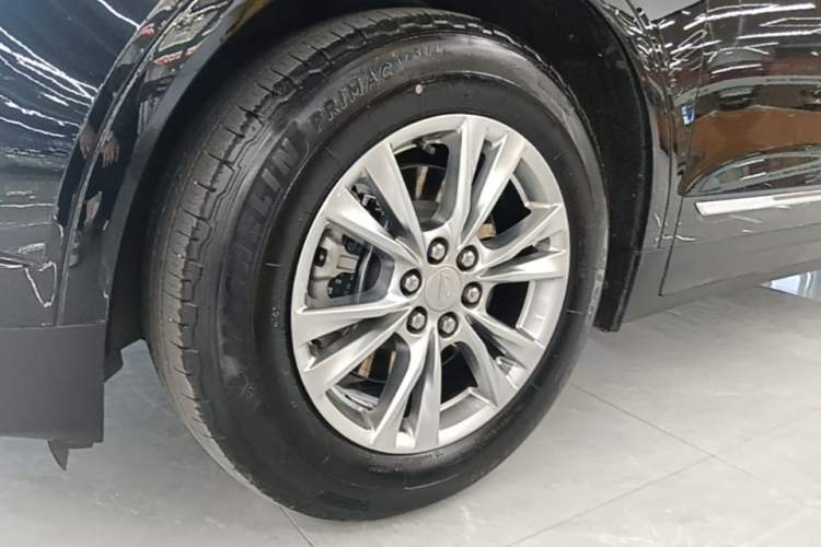 Used Cadillac XT5 2022 2.0T Two-Wheel Drive Luxury Version Left Front Wheel Hub