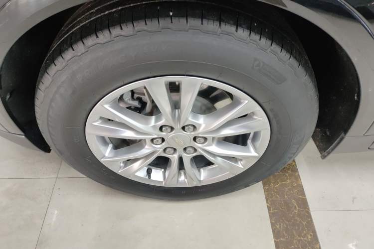 Used Cadillac XT5 2022 2.0T Two-Wheel Drive Luxury Version Left Front Wheel Hub