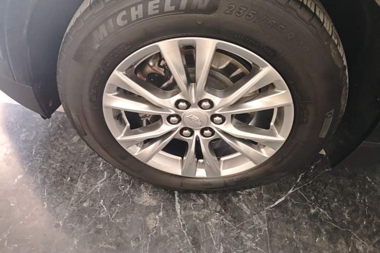 Used Cadillac XT5 2022 2.0T Two-Wheel Drive Luxury Version Left Front Wheel Hub