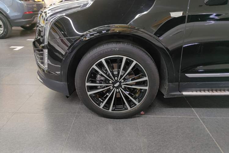 Used Cadillac XT5 2022 2.0T Two-Wheel Drive Luxury Version Left Front Wheel Hub