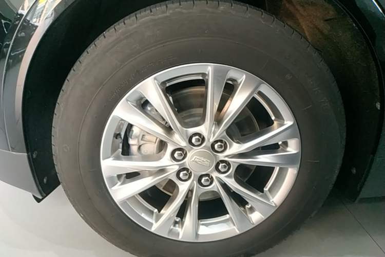 Used Cadillac XT5 2022 2.0T Two-Wheel Drive Luxury Version Left Front Wheel Hub