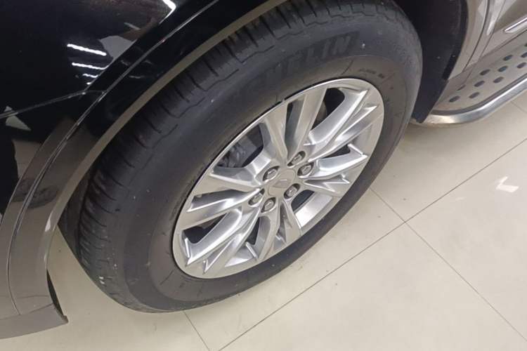 Used Cadillac XT5 2022 2.0T Two-Wheel Drive Luxury Version Left Front Wheel Hub