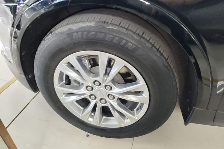 Used Cadillac XT5 2022 2.0T Two-Wheel Drive Luxury Version Left Front Wheel Hub