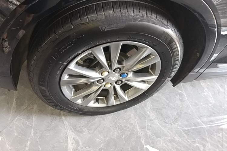 Used Cadillac XT5 2022 2.0T Two-Wheel Drive Luxury Version Left Front Wheel Hub