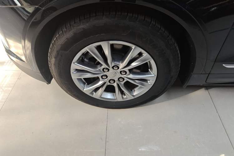 Used Cadillac XT5 2022 2.0T Two-Wheel Drive Luxury Version Left Front Wheel Hub