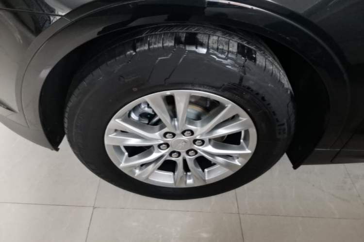 Used Cadillac XT5 2022 2.0T Two-Wheel Drive Luxury Version Left Front Wheel Hub