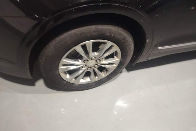 Used Cadillac XT5 2022 2.0T Two-Wheel Drive Luxury Version Left Front Wheel Hub