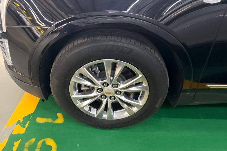 Used Cadillac XT5 2022 2.0T Two-Wheel Drive Luxury Version Left Front Wheel Hub