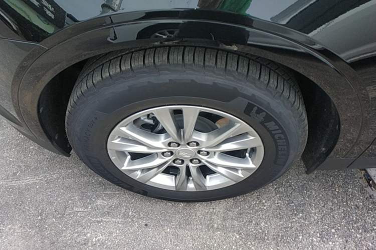 Used Cadillac XT5 2022 2.0T Two-Wheel Drive Luxury Version Left Front Wheel Hub