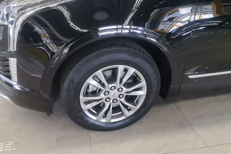 Used Cadillac XT5 2022 2.0T Two-Wheel Drive Luxury Version Left Front Wheel Hub