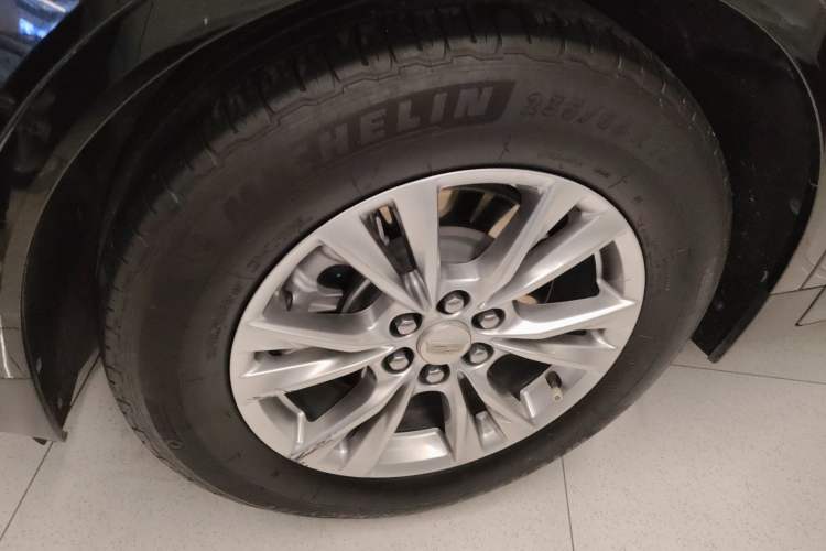 Used Cadillac XT5 2022 2.0T Two-Wheel Drive Luxury Version Left Front Wheel Hub