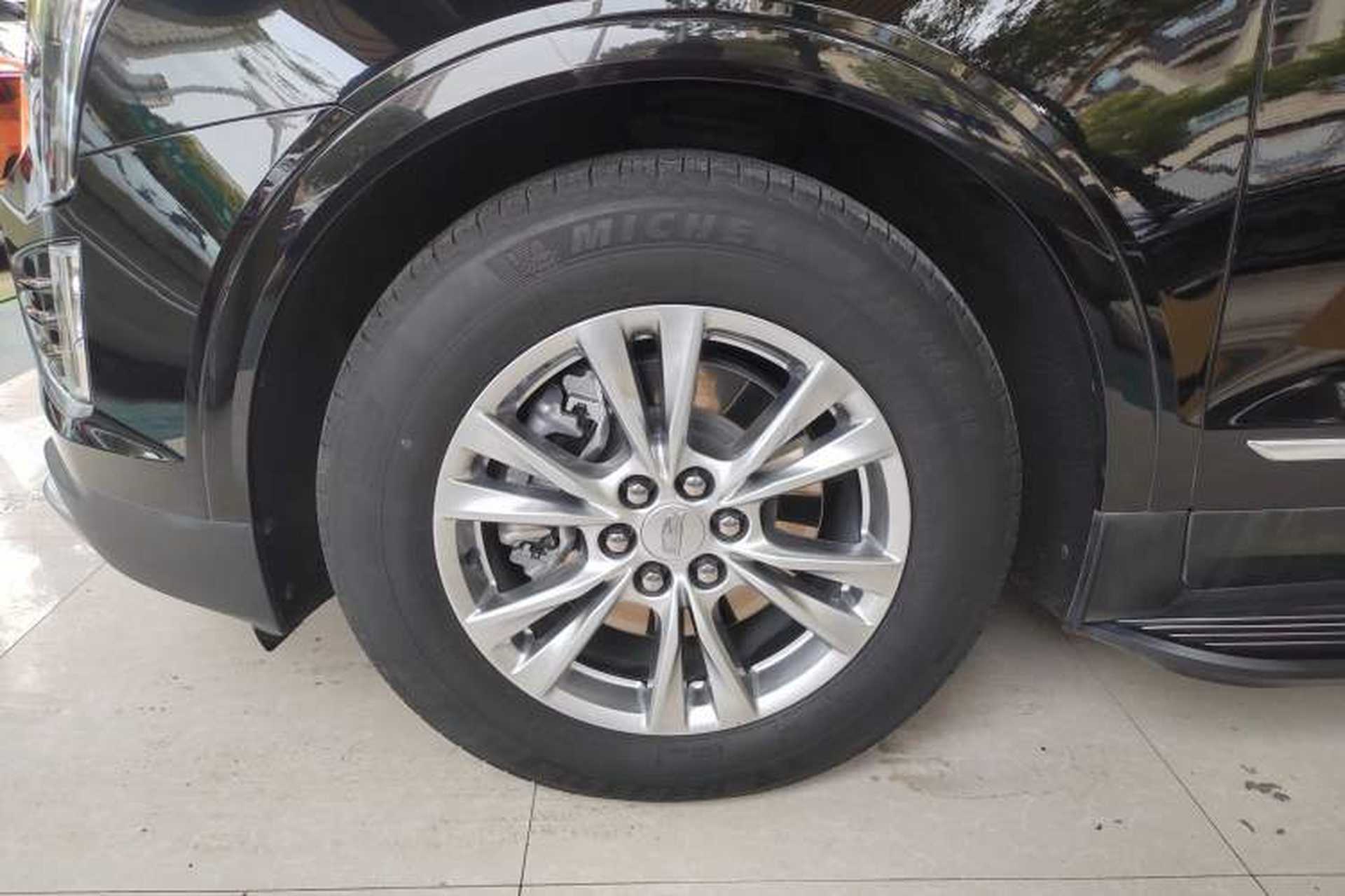 Used Cadillac XT5 2022 2.0T Two-Wheel Drive Luxury Version Left Front Wheel Hub