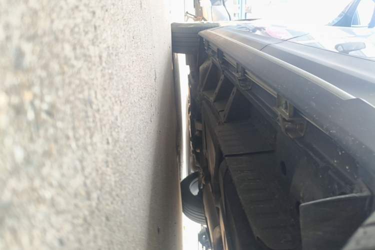 Used Cadillac XT5 2022 2.0T Four-Wheel Drive Luxury Version (Hummingbird Edition) Left Side Sill