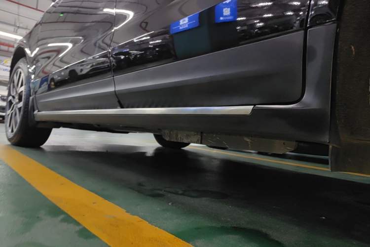 Used Cadillac XT5 2022 2.0T Four-Wheel Drive Luxury Version (Hummingbird Edition) Left Side Sill