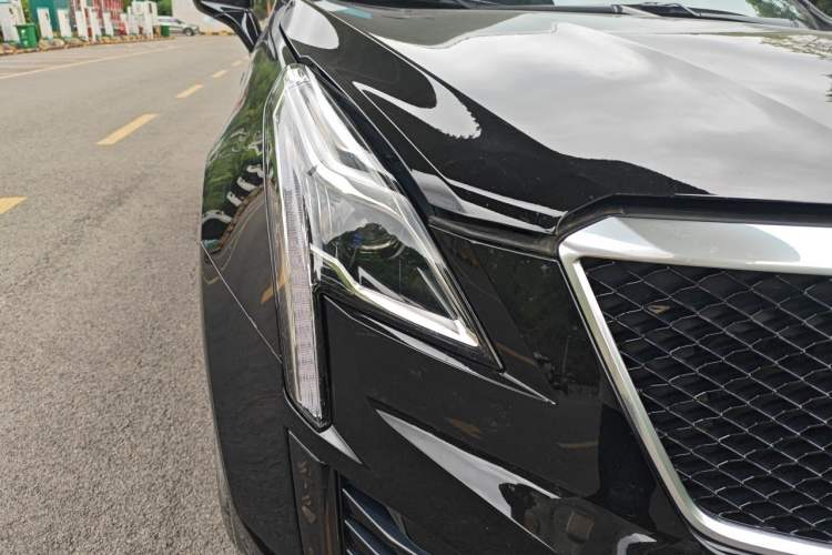 Used Cadillac XT5 2022 2.0T Four-Wheel Drive Luxury Version (Hummingbird Edition) Right Front Headlight