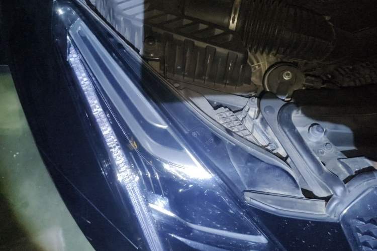 Used Cadillac XT5 2022 2.0T Four-Wheel Drive Luxury Version (Hummingbird Edition) Right Front Headlight