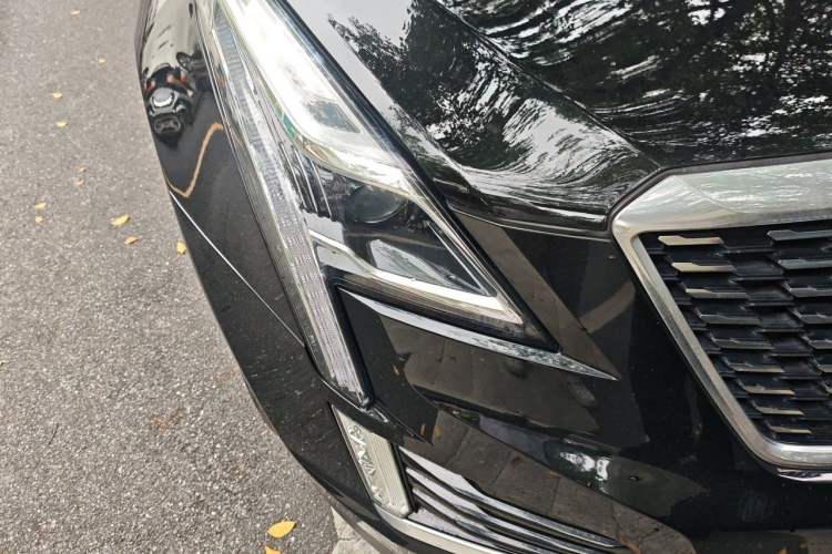 Used Cadillac XT5 2022 2.0T Two-Wheel Drive Luxury Version Right Front Headlight