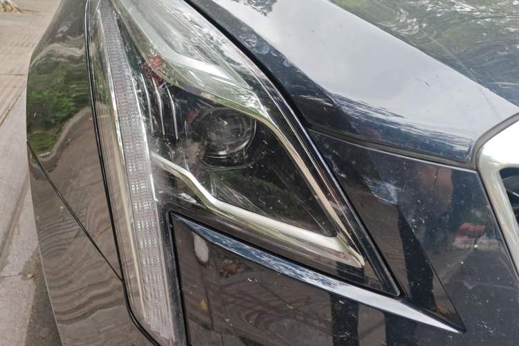 Used Cadillac XT5 2022 2.0T Four-Wheel Drive Luxury Version (Hummingbird Edition) Right Front Headlight