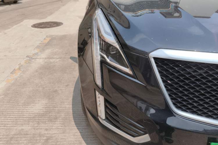 Used Cadillac XT5 2022 2.0T Four-Wheel Drive Luxury Version (Hummingbird Edition) Right Front Headlight