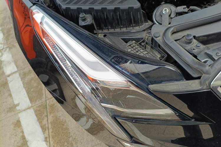 Used Cadillac XT5 2022 2.0T Four-Wheel Drive Luxury Version (Hummingbird Edition) Right Front Headlight