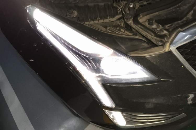 Used Cadillac XT5 2022 2.0T Four-Wheel Drive Luxury Version (Hummingbird Edition) Right Front Headlight