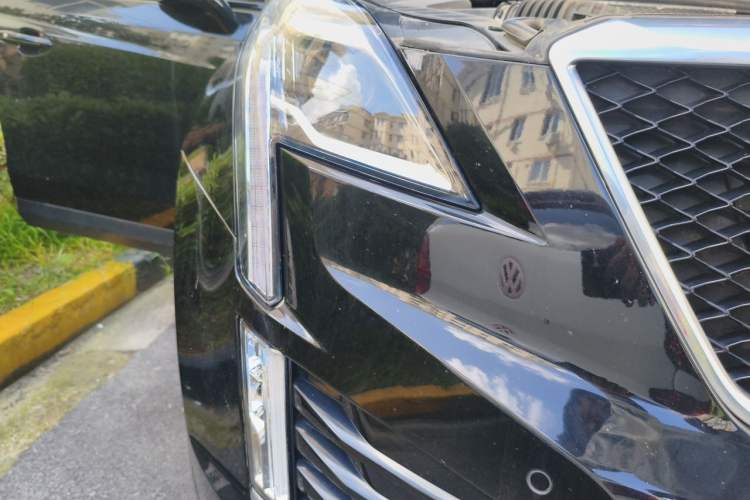 Used Cadillac XT5 2022 2.0T Four-Wheel Drive Luxury Version (Hummingbird Edition) Right Front Headlight