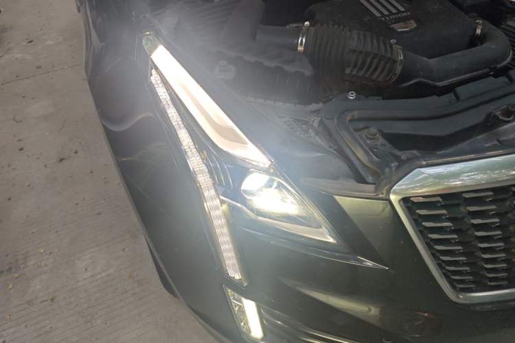 Used Cadillac XT5 2022 2.0T Two-Wheel Drive Luxury Version Right Front Headlight