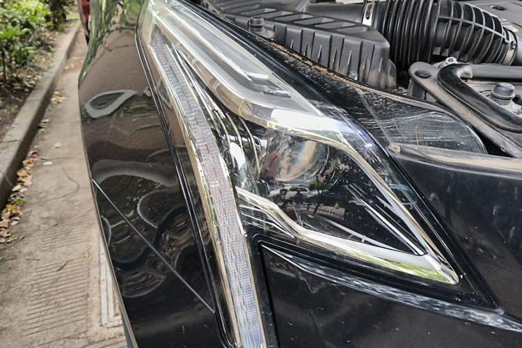 Used Cadillac XT5 2022 2.0T Two-Wheel Drive Luxury Version Right Front Headlight