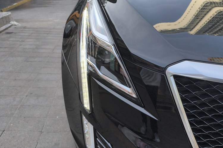Used Cadillac XT5 2022 2.0T Four-Wheel Drive Luxury Version (Hummingbird Edition) Right Front Headlight