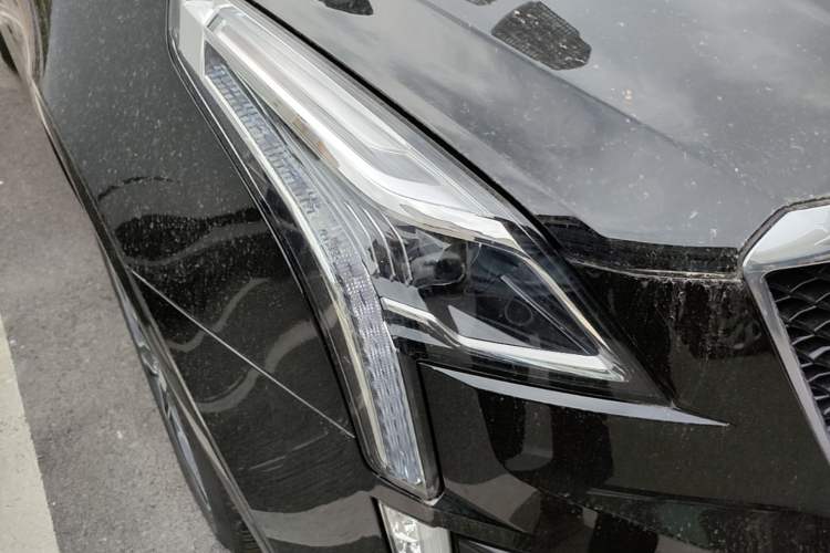 Used Cadillac XT5 2022 2.0T Four-Wheel Drive Luxury Version (Hummingbird Edition) Right Front Headlight