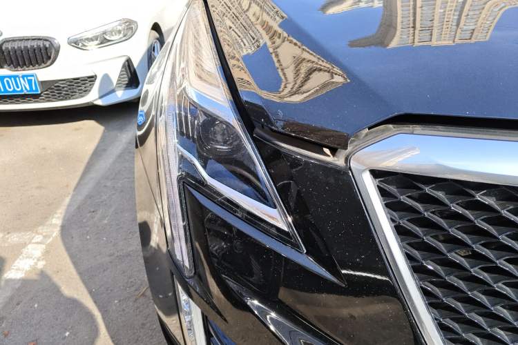Used Cadillac XT5 2022 2.0T Four-Wheel Drive Luxury Version (Hummingbird Edition) Right Front Headlight