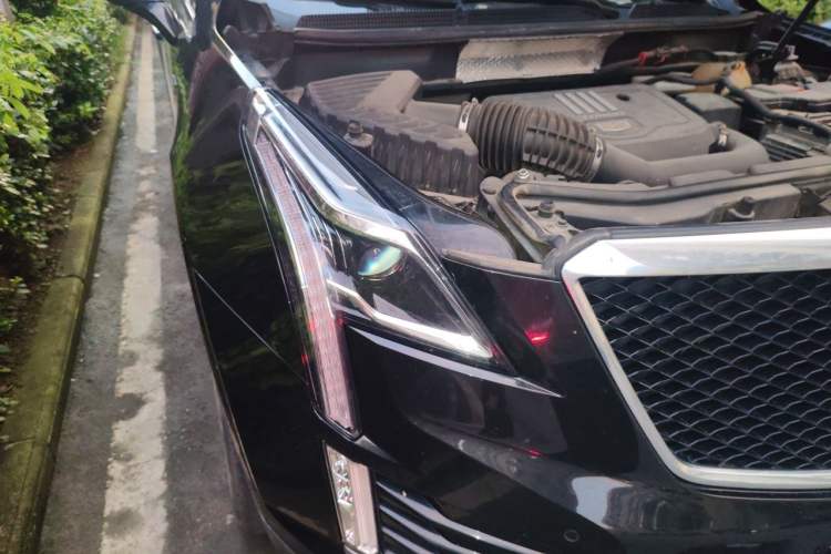 Used Cadillac XT5 2022 2.0T Four-Wheel Drive Luxury Version (Hummingbird Edition) Right Front Headlight