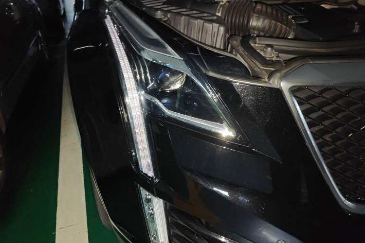 Used Cadillac XT5 2022 2.0T Four-Wheel Drive Luxury Version (Hummingbird Edition) Right Front Headlight