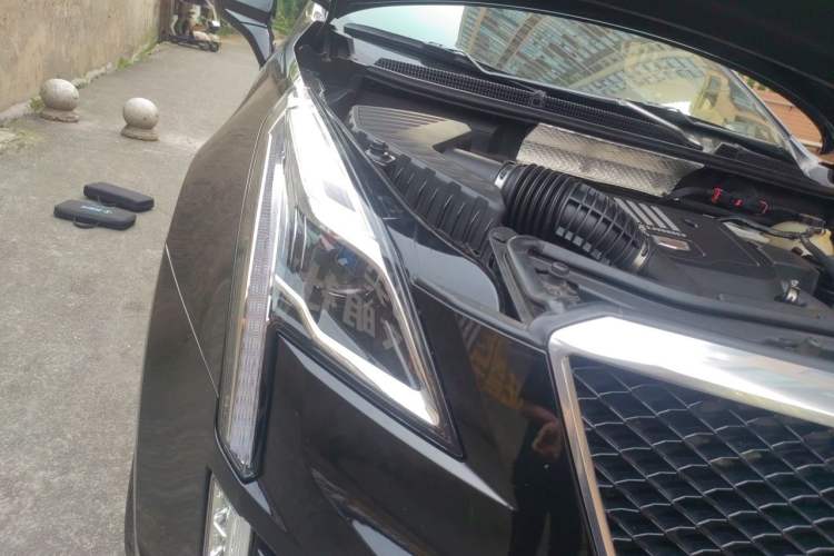 Used Cadillac XT5 2022 2.0T Four-Wheel Drive Luxury Version (Hummingbird Edition) Right Front Headlight