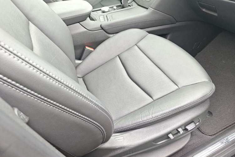 Used Cadillac XT5 2022 2.0T Four-Wheel Drive Luxury Version (Hummingbird Edition) Right Front Seat