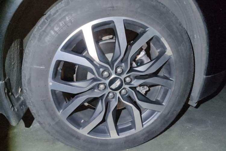 Used Cadillac XT5 2022 2.0T Four-Wheel Drive Luxury Version (Hummingbird Edition) Right Front Wheel Hub